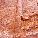 Colonne Nabatéene tailleé dans la roche. חציבה דקורטיבית בסלע צבעוני